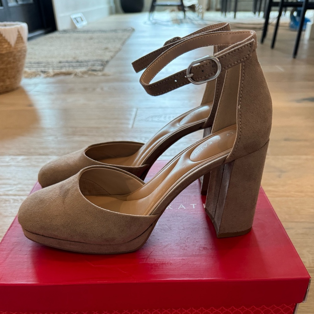Women’s suede pumps - NEW!!